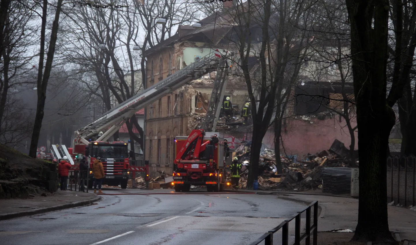 Dzīvojamā ēka Āgenskalnā, Melnsila ielā 2 pēc naktī notikušā sprādziena.