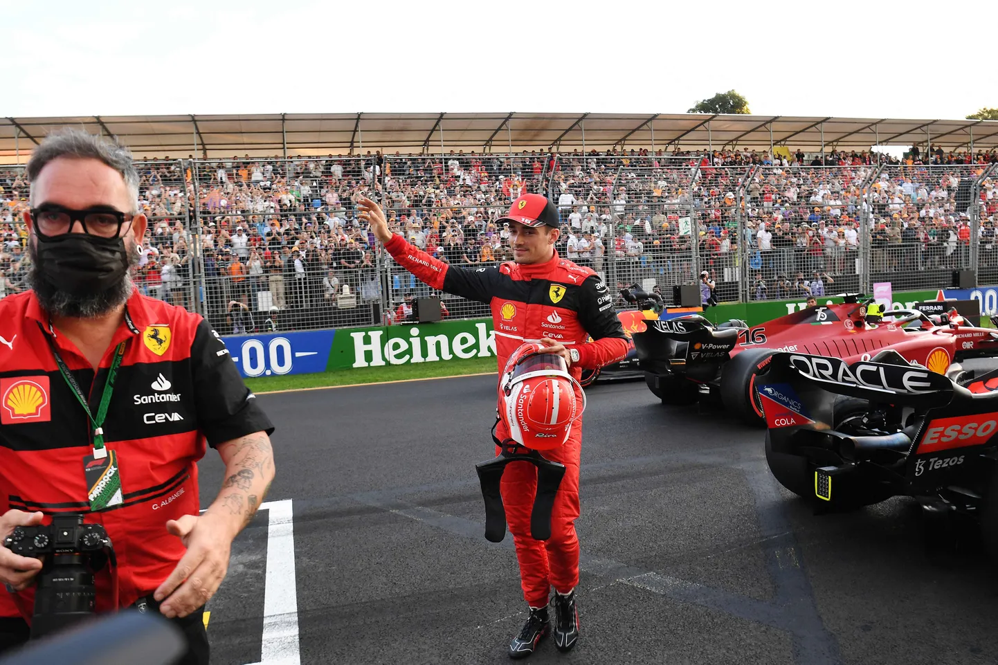 Charles Leclerc esikoha üle rõõmustamas (kiiver käes).