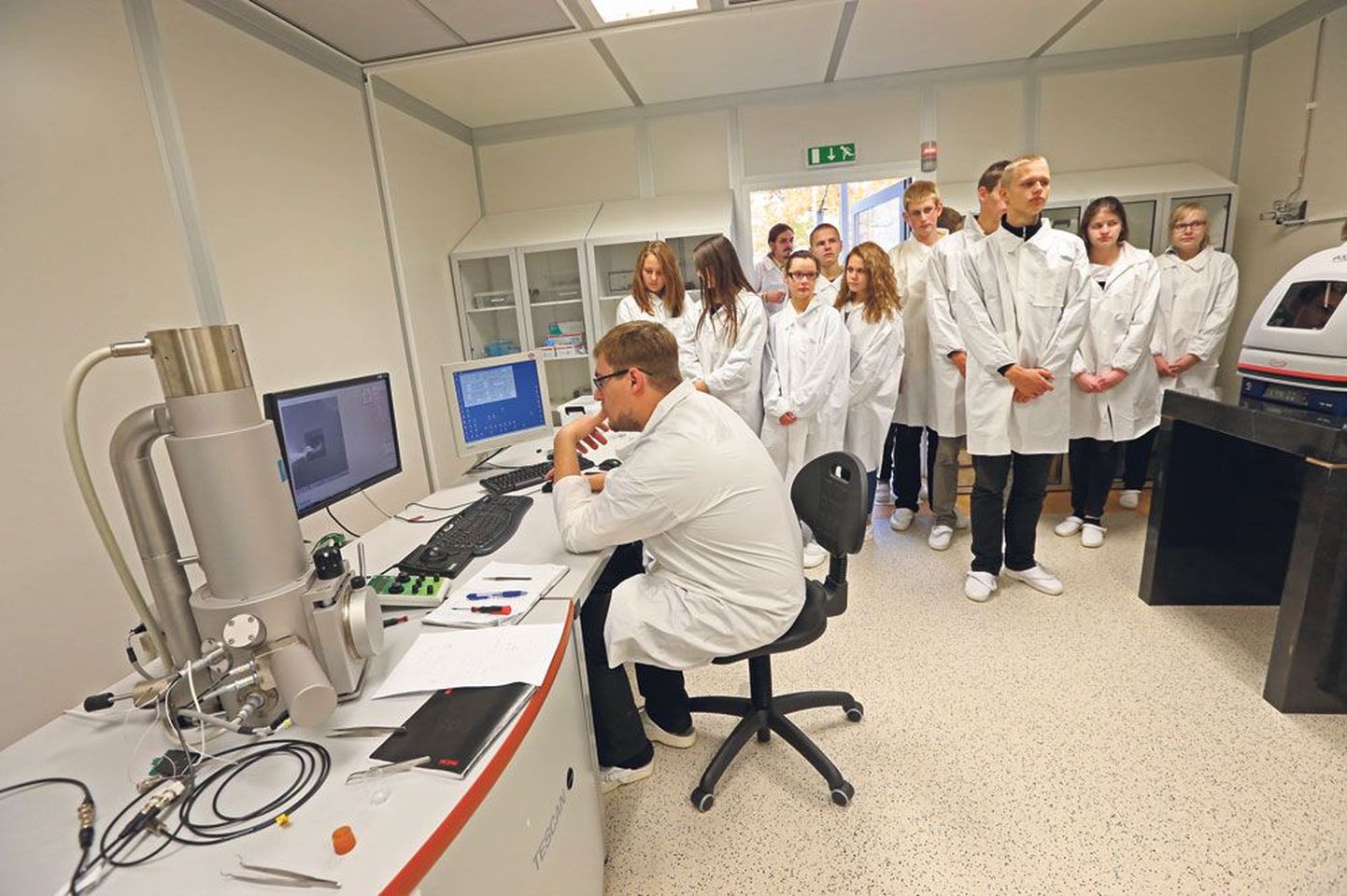 Teadusmeelsed gümnasistid said eile Tartu teaduspargis näha nanotehnoloogialabori ülipuhtaid ruume. Parasjagu viibivad noored elektronmikroskoopide toas, kus laua taga istub doktorant Mikk Antsov. Tagaplaanil keskel Simo Sirel.
