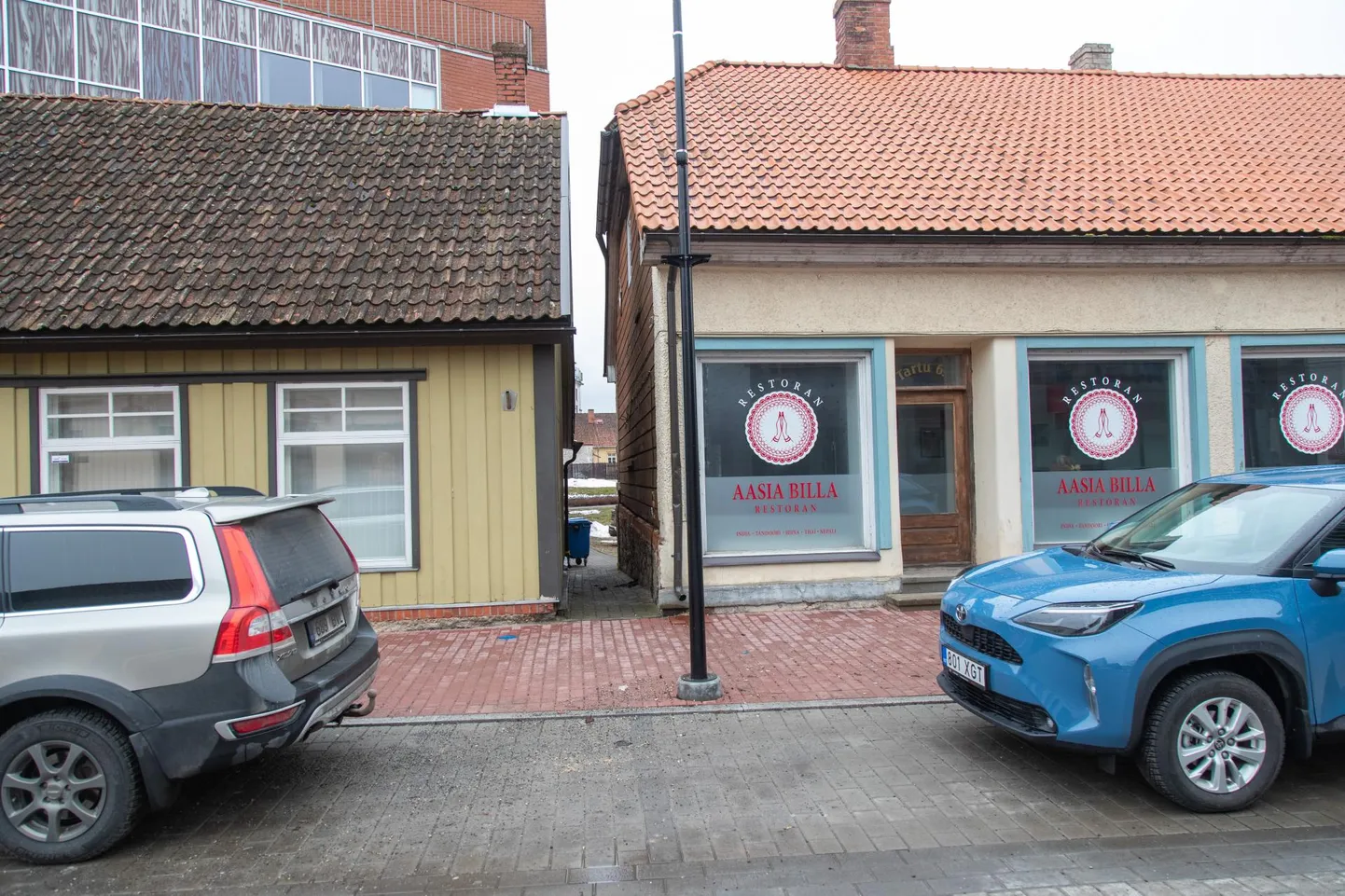 Selle kitsa kahe maja vahelise pilu kaudu lohistavad prügivedajad Tartu tänav 8 prügikonteinerid tänavale ja seejärel tagasi, aga kui tänava ääres on lumevall, siis üle selle nad konteinerit tõsta ei jaksa. Mõnigi kord pargivad ka autod just selle koha ette, kust majahoidja on valli ära koristanud.