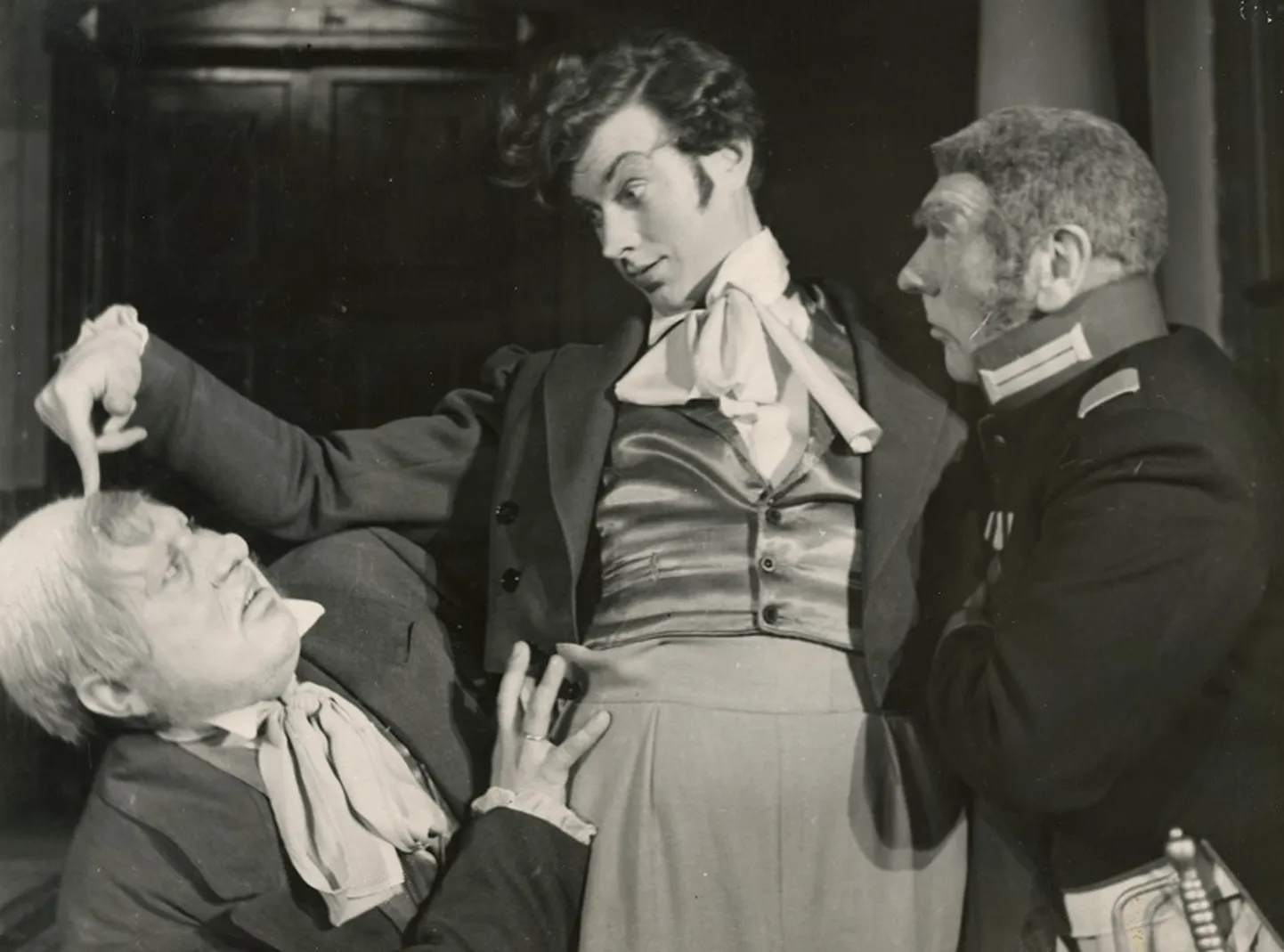Zemljanika – Endel Simmermann, Hlestakov – Gunnar Kilgas, Dmuhhanovski – Ants Lauter. Gogoli „Revident“. (Vanemuine, 1955)