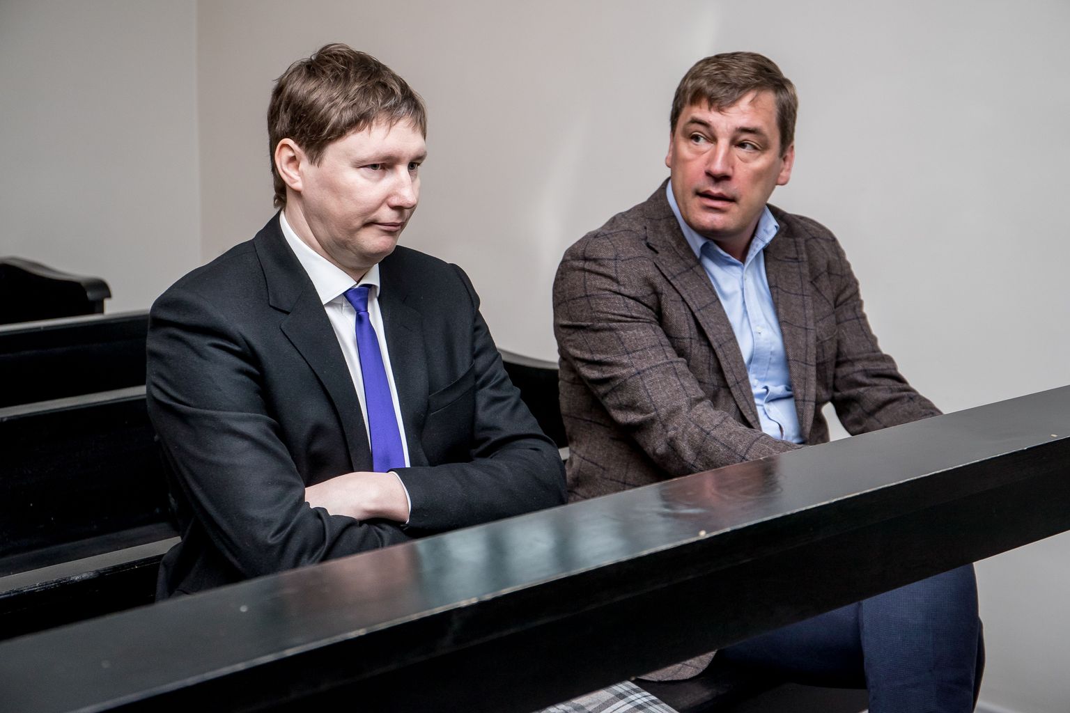Põhja-Eesti regionaalhaigla endine juht Tõnis Allik (paremalt) ja endine IT-juht Marko Kilk tänavu 10. aprillil Harju maakohtus.