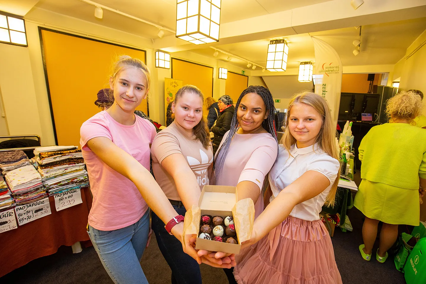 Hea töö: Eviita Õisma (paremalt), Ade-Briana Nurk, Anne Maria Vaher ja Laura Pilv on La´Truffe asutajad. Nüüd on nende tegemisi tunnustatud ka uhke preemiaga eduka müügitöö eest.