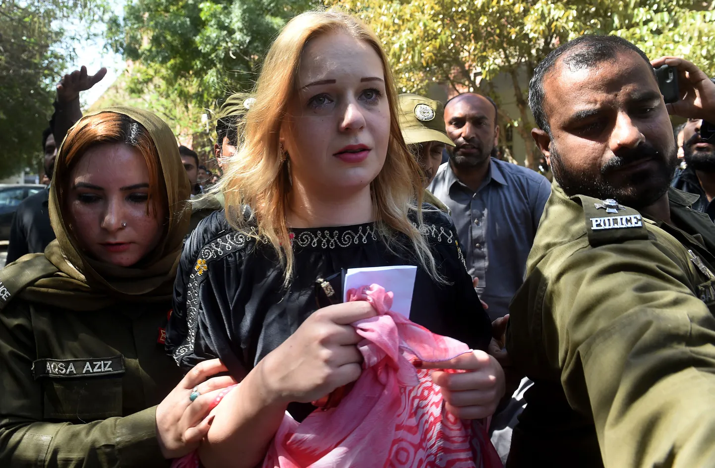 Pakistani politsei eskortimas Tšehhi modelli Tereza Hlůškovád, pärast tema vangimõistmist uimastite salakaubaveos.