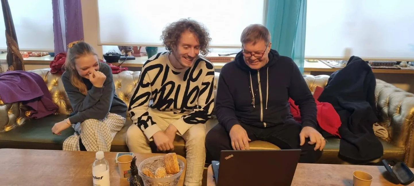 "Teemaja paks" alustas teekonda lavale. Näitlejad Marie Konsa, Kristjan Lüüs ja Margus Prangel.