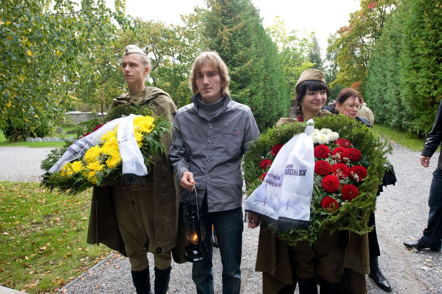 Kaks aastat pärast pronksööd oli Mark Sirõk kaitseväe kalmistul pronkssõduri juurde lilli toomas.