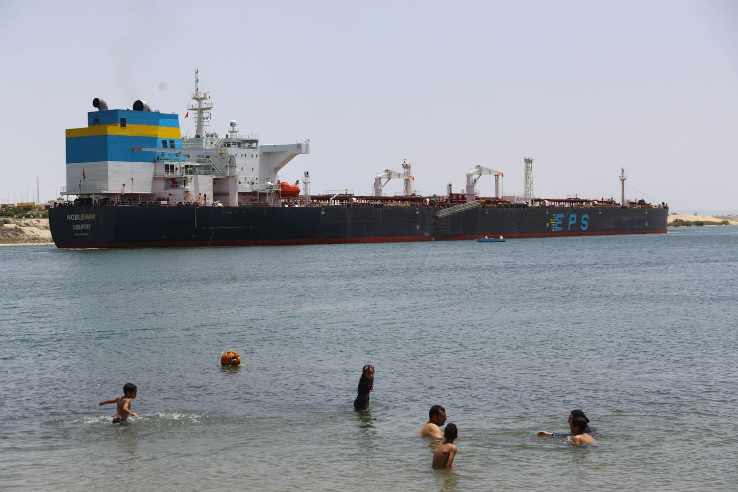 Laev läbimas Suessi kanalit Ismailia piirkonnas. Mai lõpul teatas kanaliamet, et laeva Ever Given kinni jäämise eest vastutab täielikult laeva kapten.