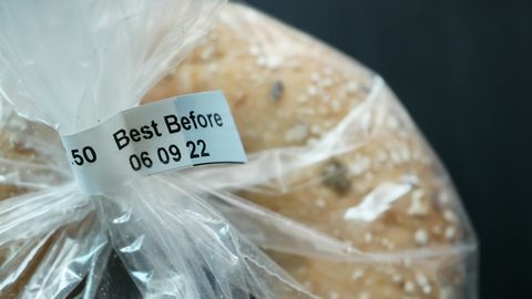 Минэкономики предлагает разрешить продажу продуктов с истекшим сроком годности