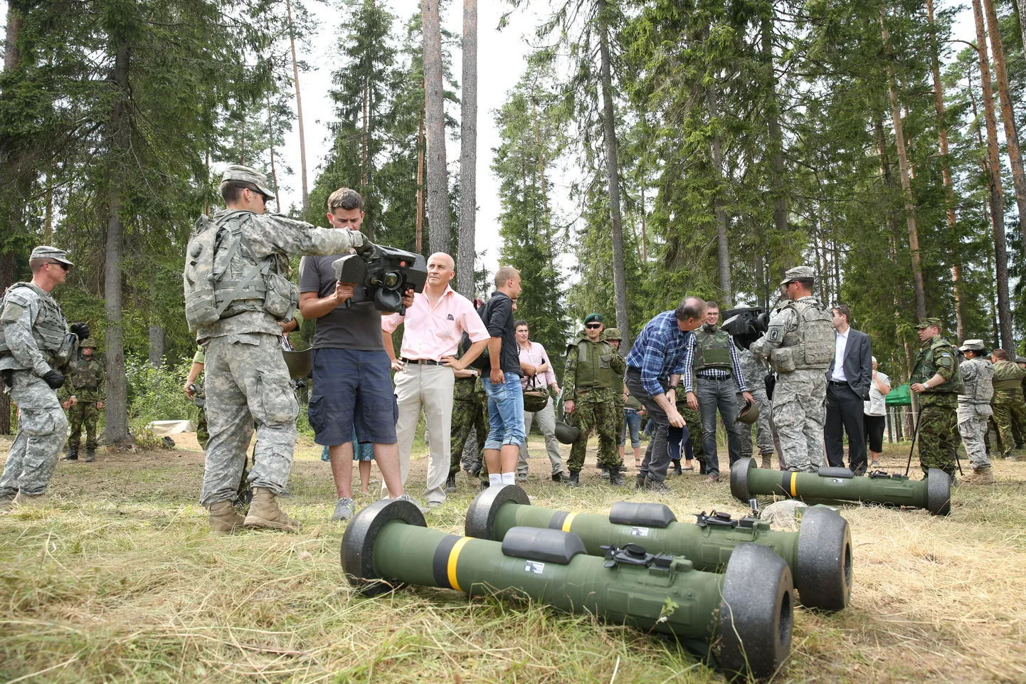 Kaitsevägi ja Ameerika Ühendriikide 173. brigaadi 91. ratsaväerügemendi 1.  pataljoni õhudessantväelaste kompanii korraldasid juulis kaitseväe keskpolügoonil tankitõrjeraketisüsteemi Javelin näidislaskmise.
