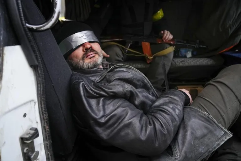 Väidetav palgasõdur, keda Ukraina armee kinni hoiab.