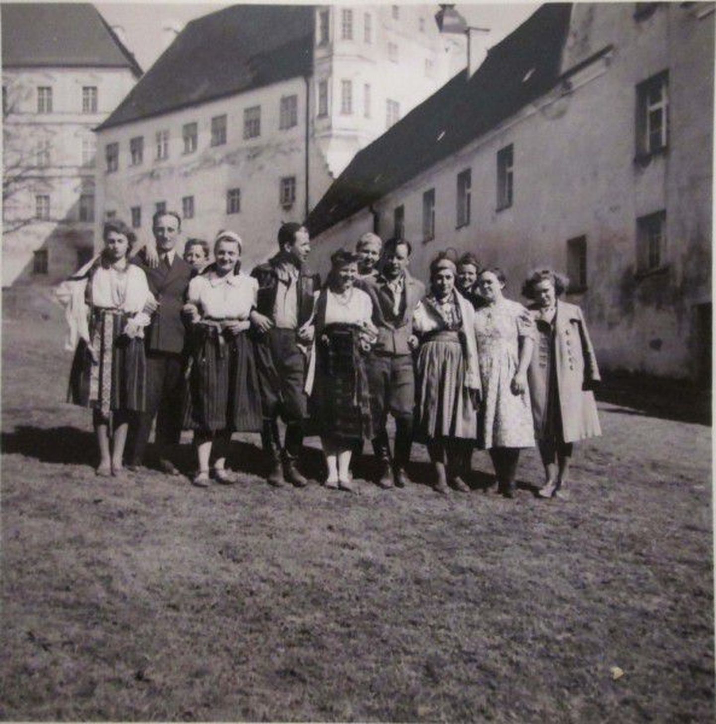 Järelümberasujad tähistavad laagrisse saabumise esimest aastapäeva Schwäbisch Hallis Lõuna-Saksamaal, 8. märts 1942. Foto: erakogu
Järelümberasujad tähistavad laagrisse saabumise esimest aastapäeva Schwäbisch Hallis Lõuna-Saksamaal, 8. märts 1942.
