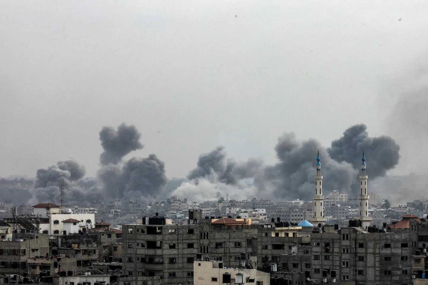 Iisraeli õhurünnakute järel kerkib Gaza linna kohale paks suitsulaam.
