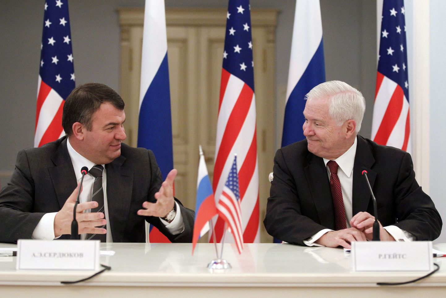 Anatoli Serdjukov ja Robert Gates (paremal) Moskvas.