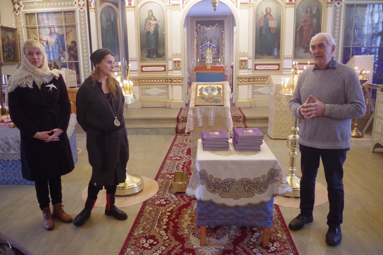 Raamatu kolm autorit esitlesid teost isa Jevgenist Obinitsa kirikus. Pildil vasakult Evelin Leima, Tiia Puustusmaa ja Aare Hõrn.