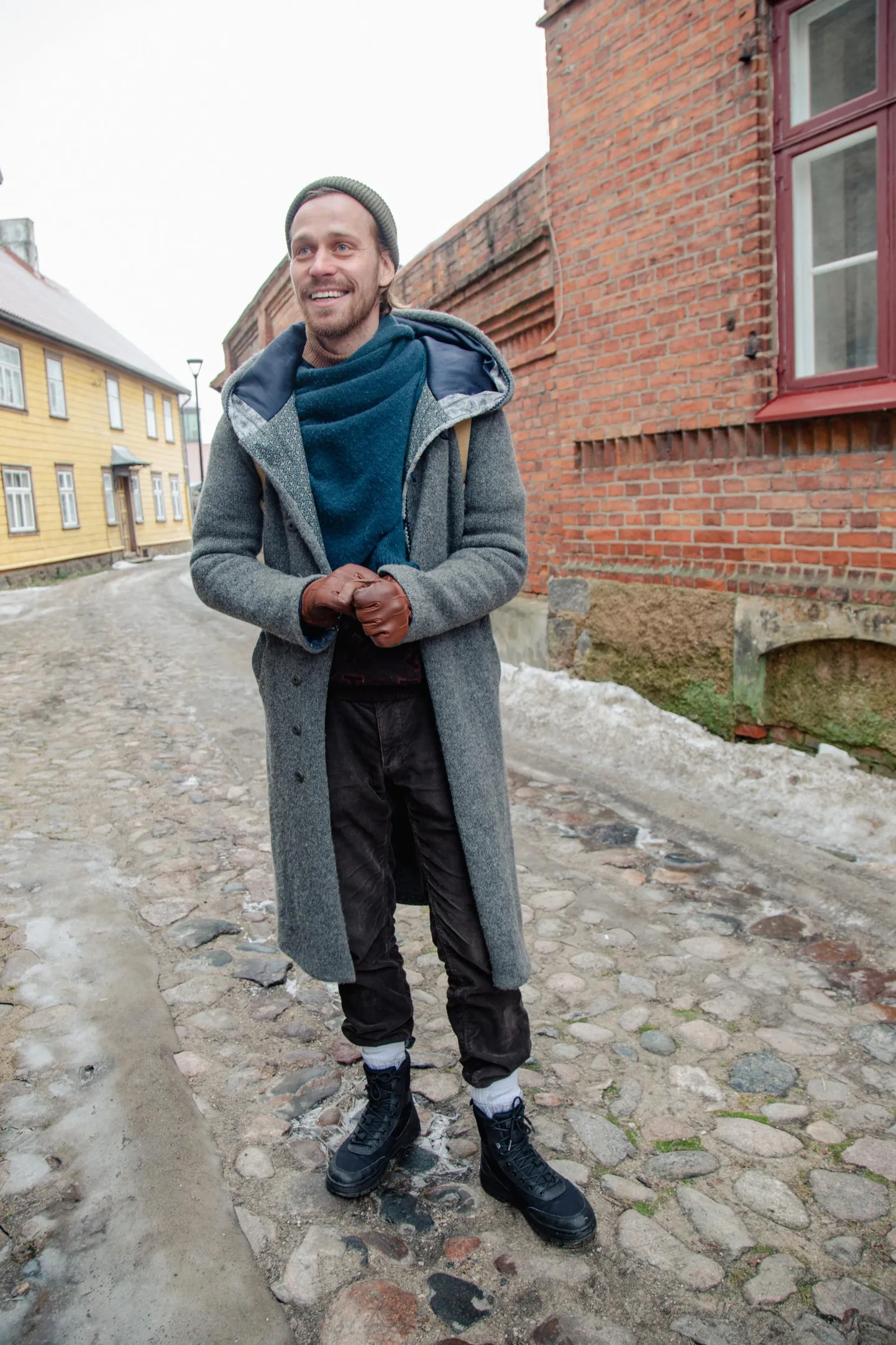 Ei juhtu just iga päev, et näitleja saab filmivõtetele astuda peaaaegu koduuksest. Saalomon Vesipruuli kehastaval Karl Robert Saaremäel aga just niimoodi läks.
