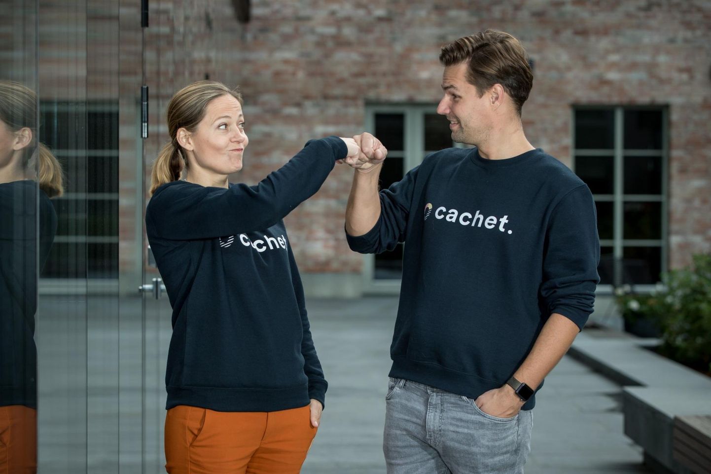 Cachet&#39; asutajad Hedi Mardisoo ja Kalle Palling loodavad, et uus äpp toob päris sõidujagamise taksonduse varjust välja. FOTO: Cachet