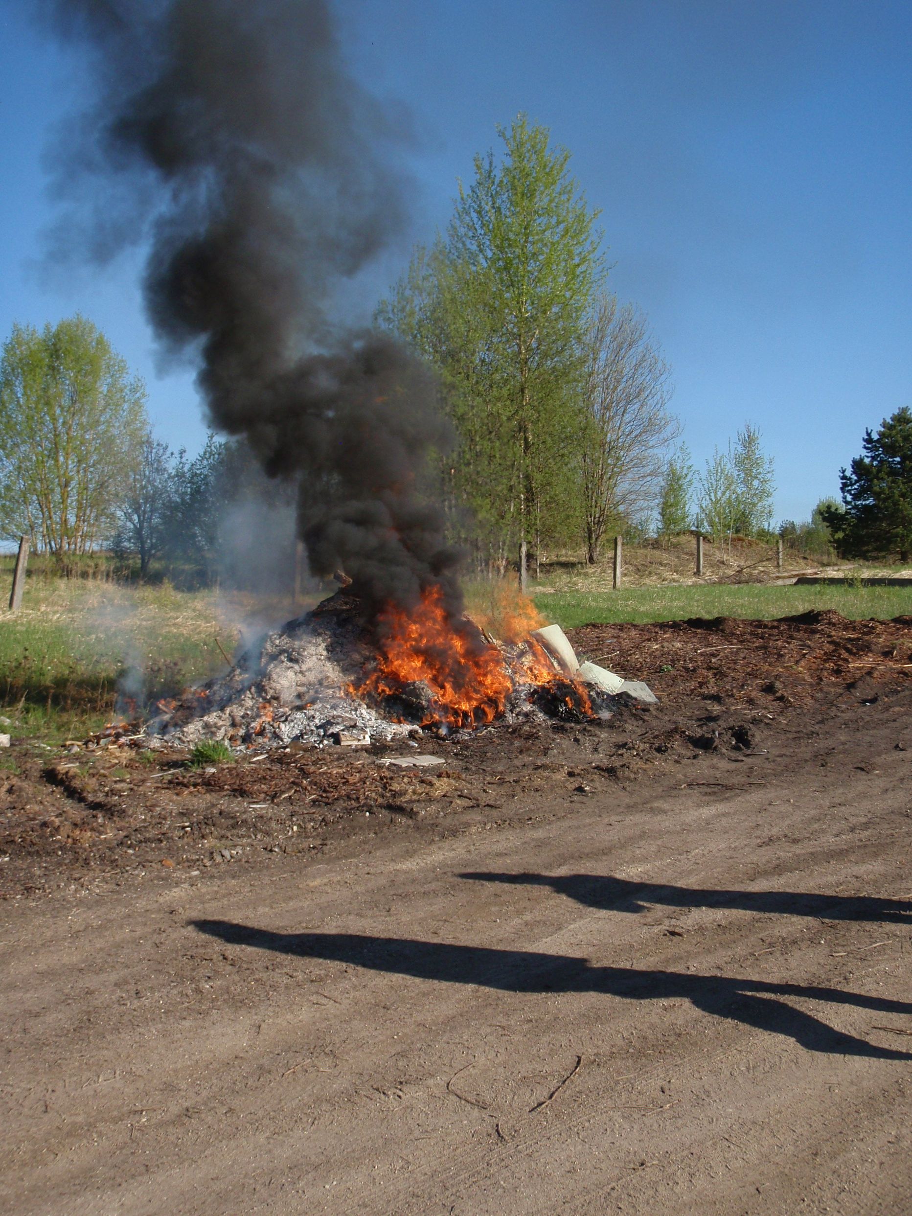 Paljud inimesed kipuvad põletama lõkkes jäätmeid, mida ilmselgelt põletada ei tohi.