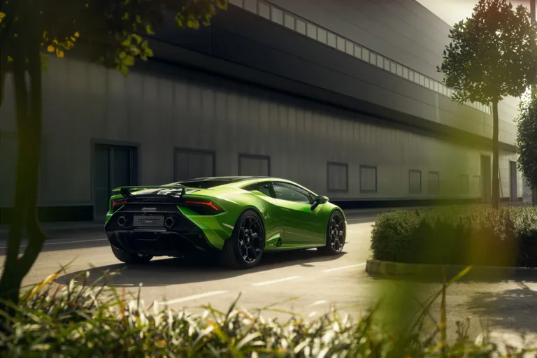 Automobili Lamborghini esitleb: Huracán Tecnica – tagaveoline, V10 jõuallikaga supersportauto ühendab disaini- ja inseritöö tippsaavutused.