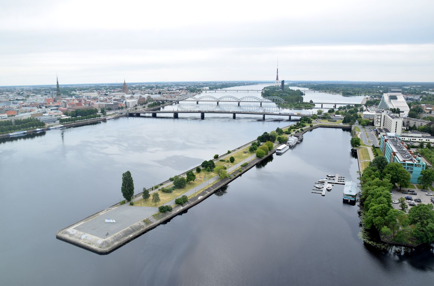 Skats uz AB dambi un Daugavas panorāma ar tiltiem.