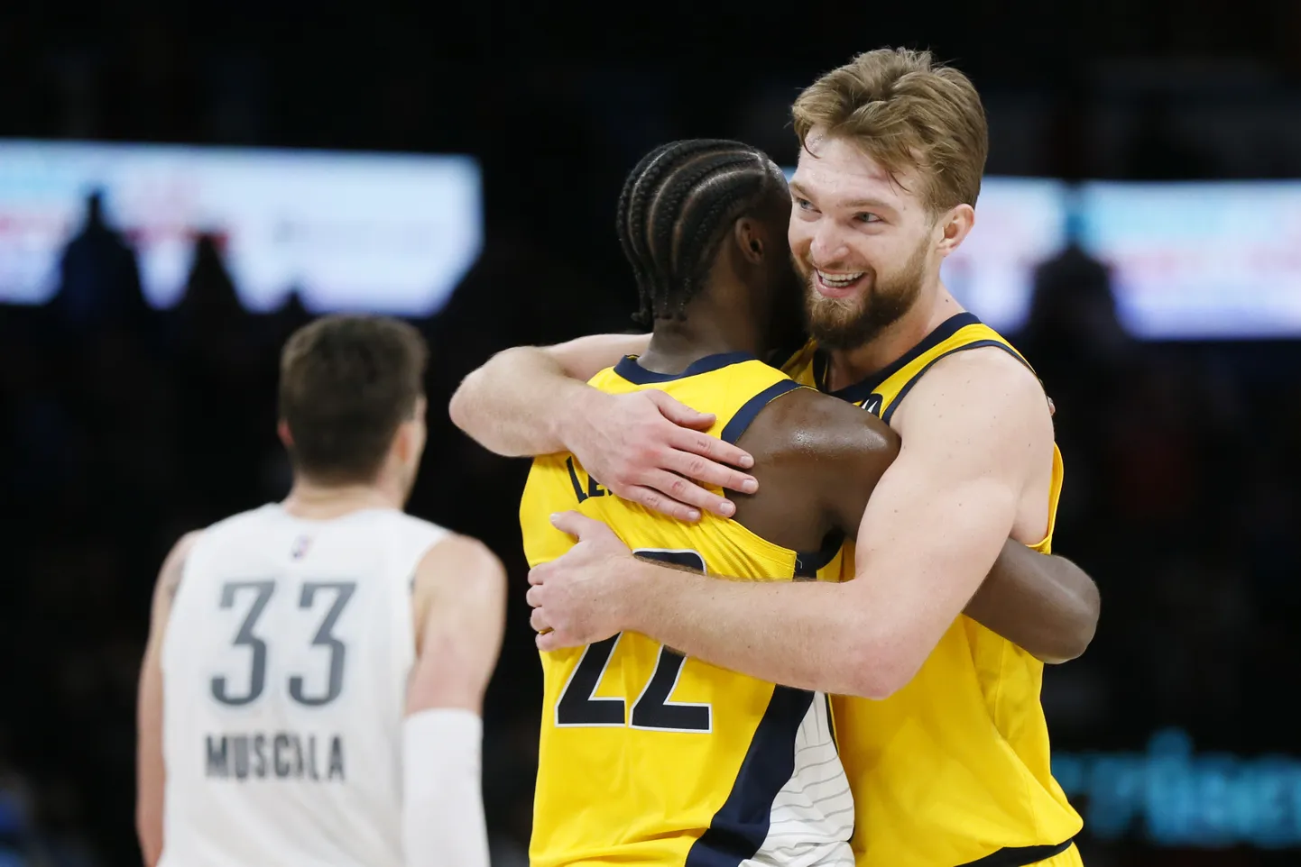 Domantas Sabonis embamas meeskonnakaaslast Caris LeVerti.