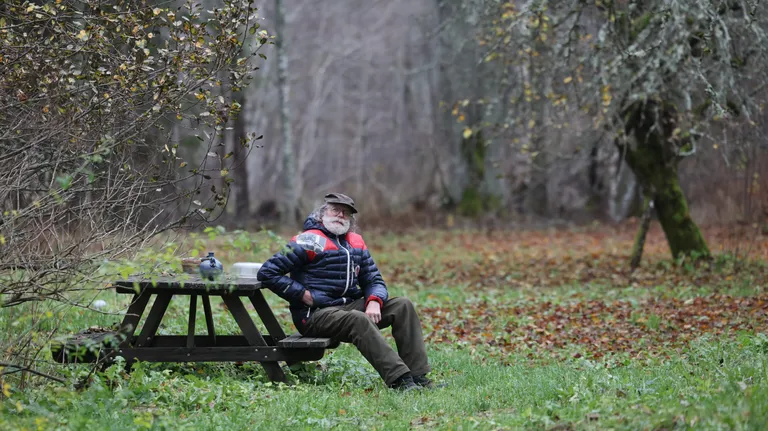 See ei ole jõuluvana, kes ootab lund, vaid Malev Toom, kes istub koduaias.