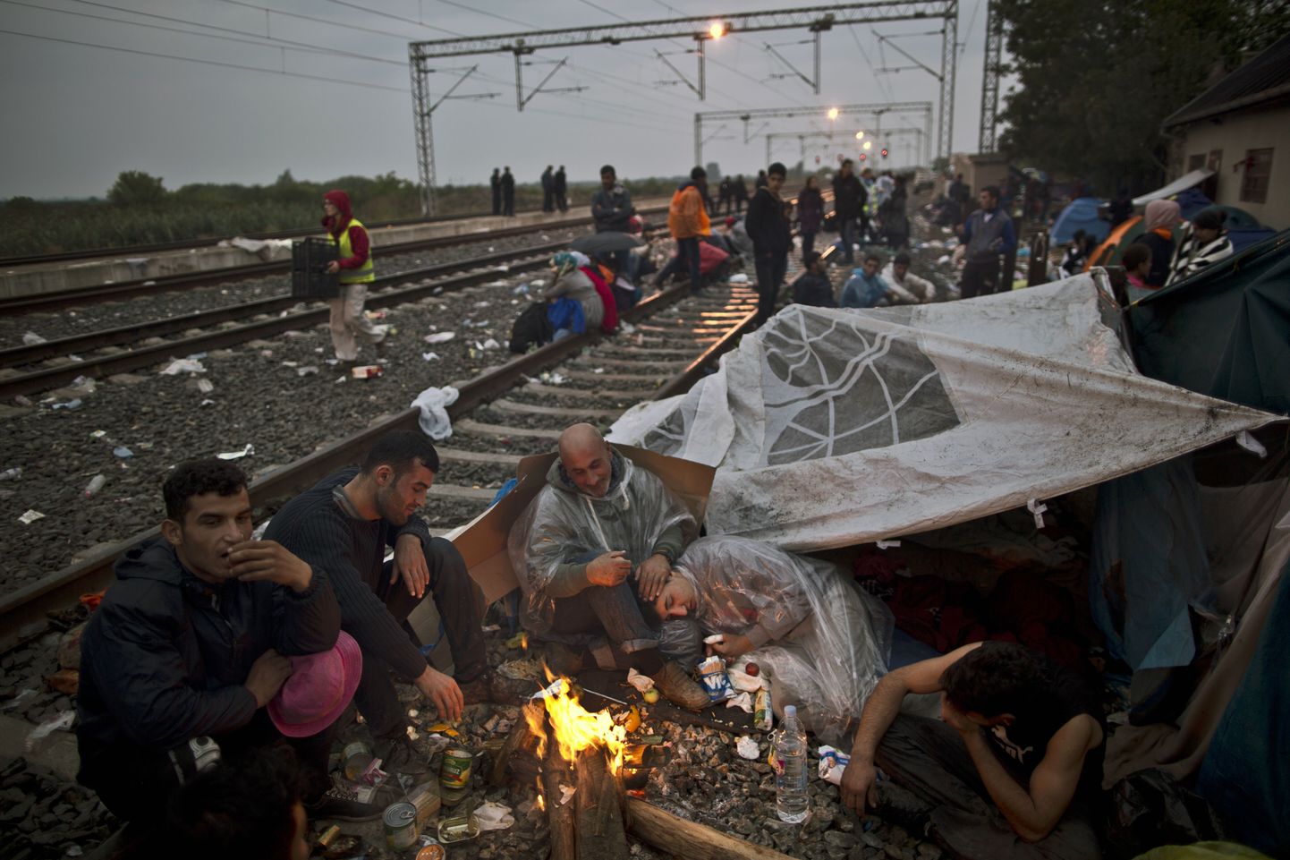 Iraagi põgenikud Tovarniku raudteejaamas Horvaatias on süüdanud pisikese lõkke, et ennast külma eest kaitsta.