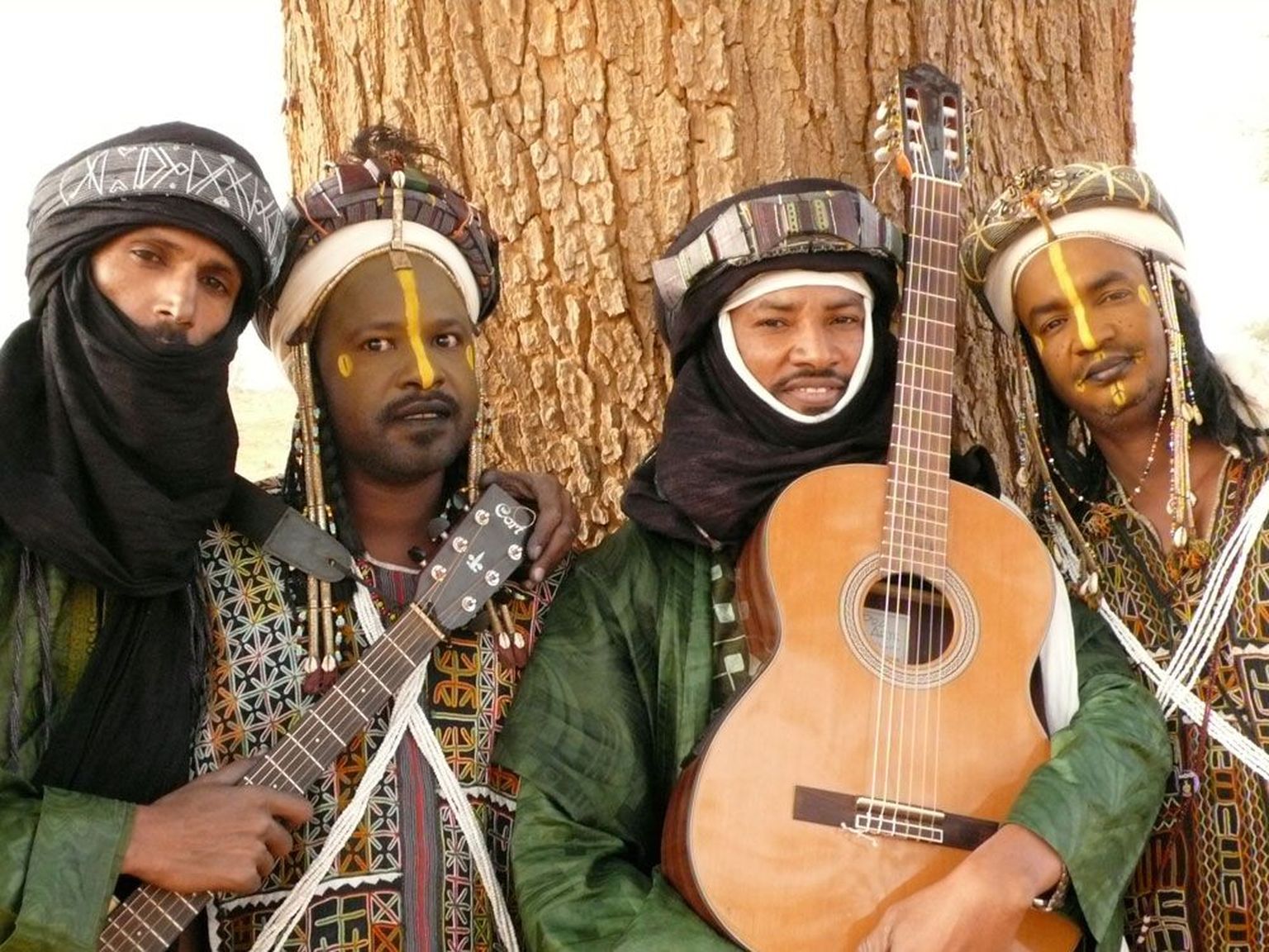 Etran Finatawa kõrberiigist Nigerist. Bändi laupäevasest kontserdist saab osa ka Postimehe otseülekande vahendusel.