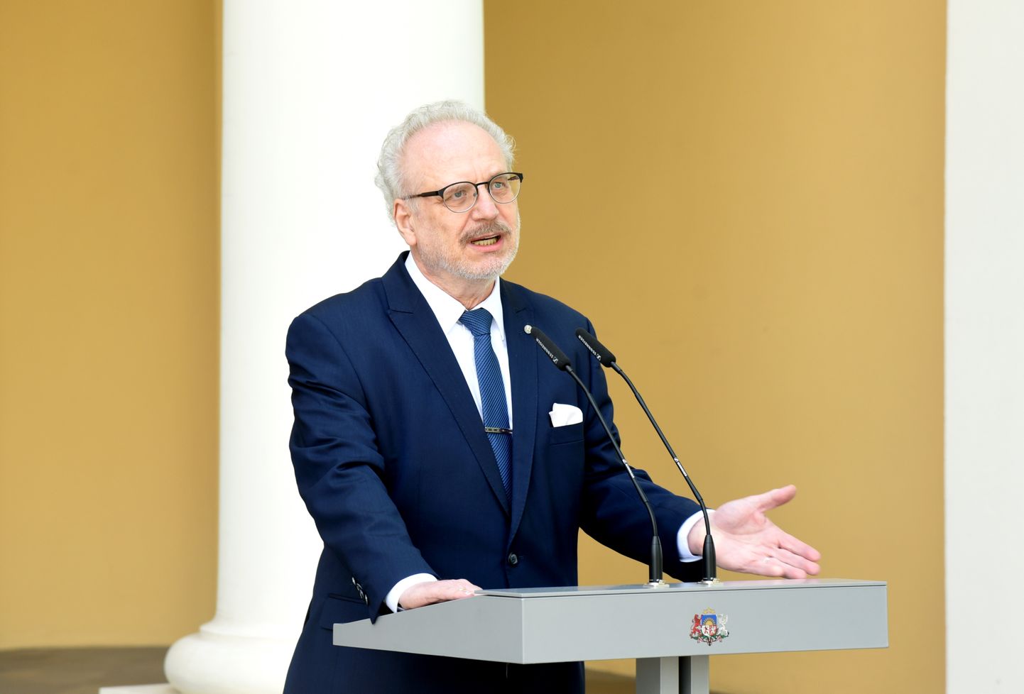 Valsts prezidents Egils Levits pēc tikšanās ar Ministru prezidentu Rīgas pils dārzā sniedz paziņojumu medijiem.