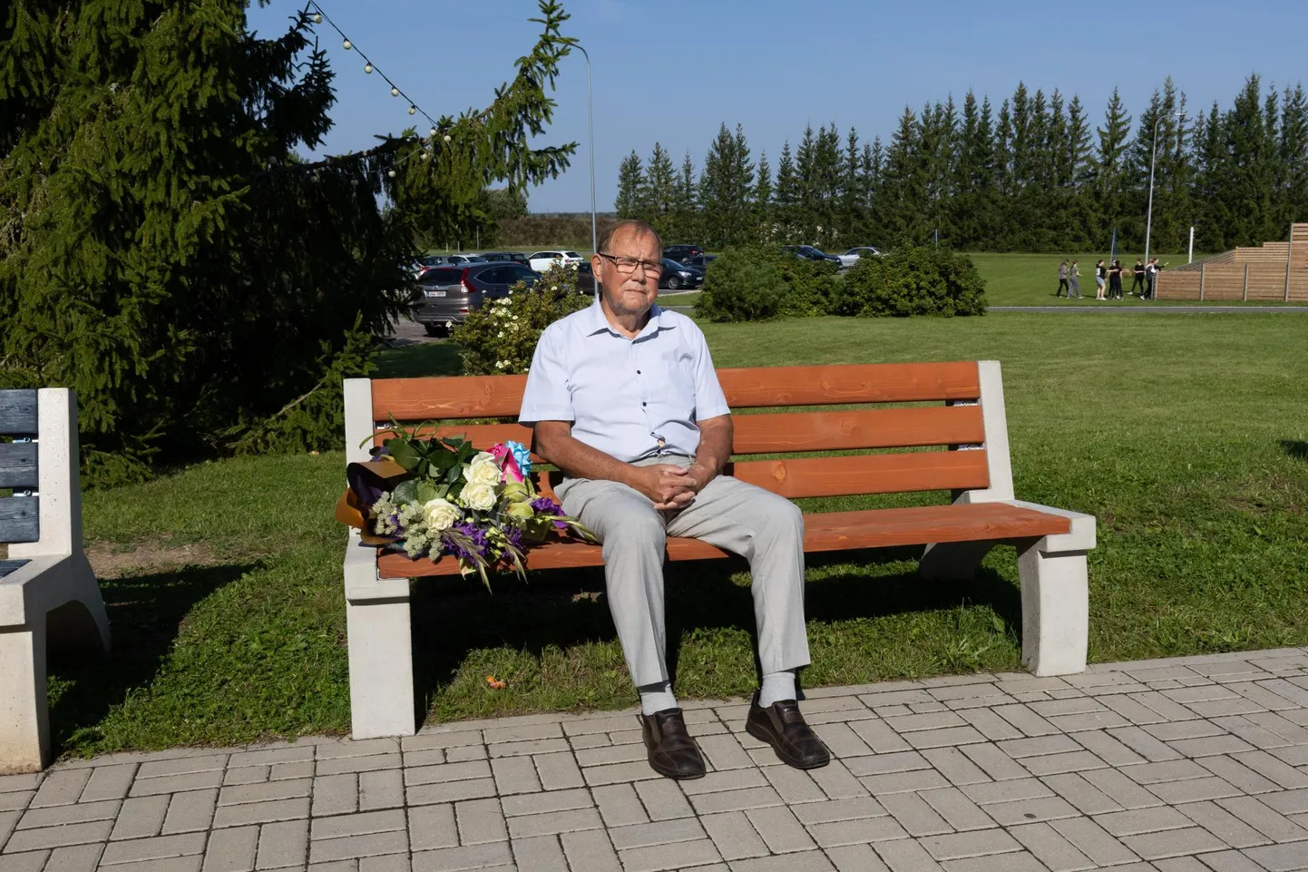 Pensionile läinud Vinni-Pajusti gümnaasiumi matemaatikaõpetaja Rein Mursi auks avati kooli juures temanimeline pink.