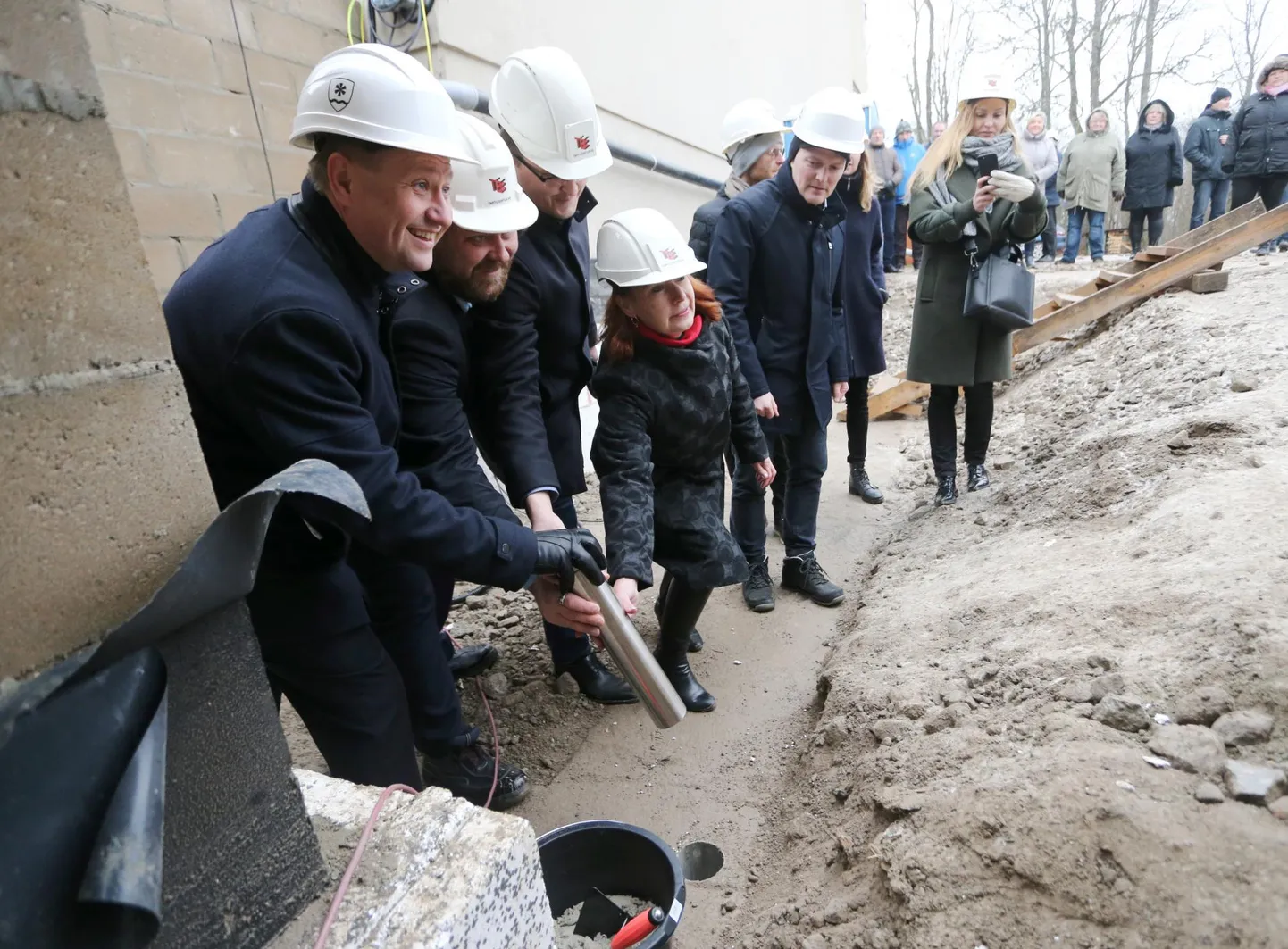 Tartu vallavanema Jarno Lauri (vasakult), Tartu Ehituse projektijuhi Üllar Juhansoni ja tegevjuhi Alar Loo ning Tabivere põhikooli direktori Piret Siivelti ühise ponnistuse tulemusel sai Tabivere uue koolimaja nurgakivi eile uue koolimaja ja vana spordihoone vahele kerkiva seina alla paika.