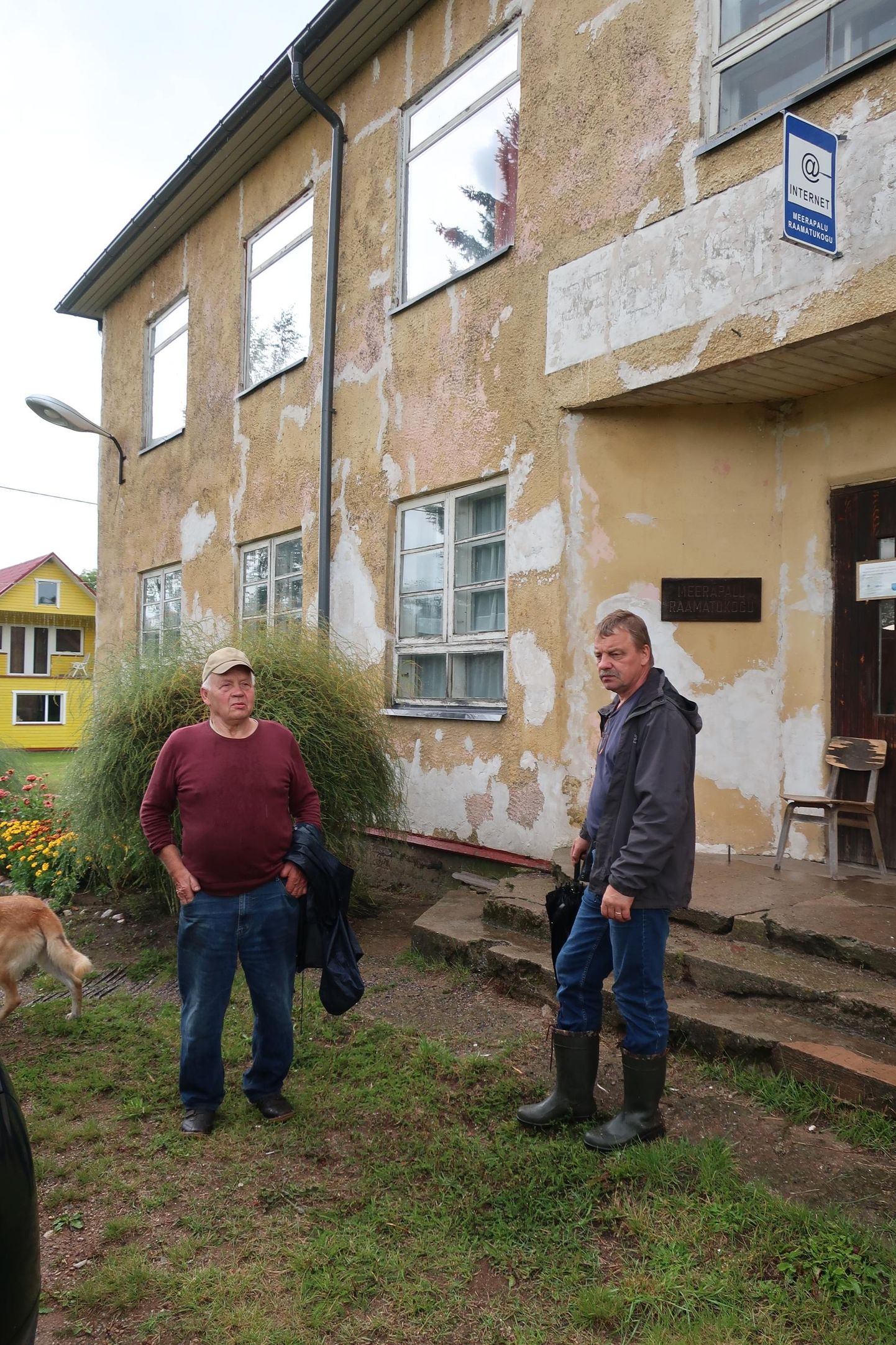 Heiki Tootsi (vasakul) ja Kairis Zovo sõnul tuleks vanas koolimajas teha täisremont.