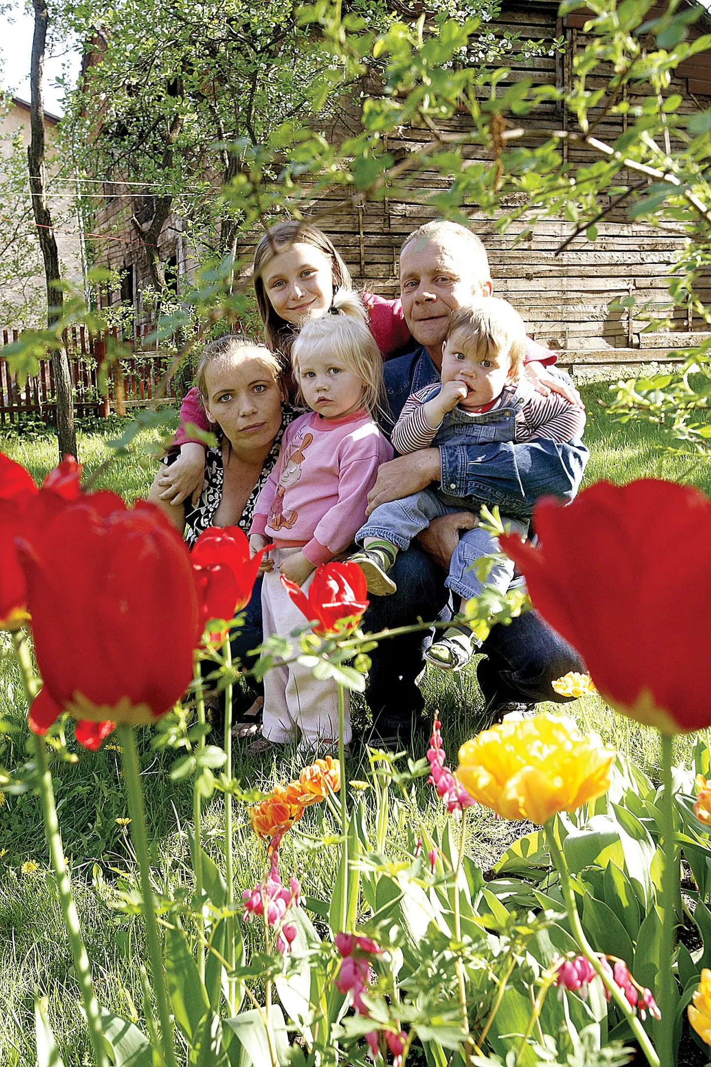Aktiivseim talguperekond Andreas (aasta ja pea kaks kuud), Kerttu (3), Evelin (10) ning nende ema Aive ja isa Andrus Vau koristasid heakorratalgute ajal tühermaad Riia mäel.