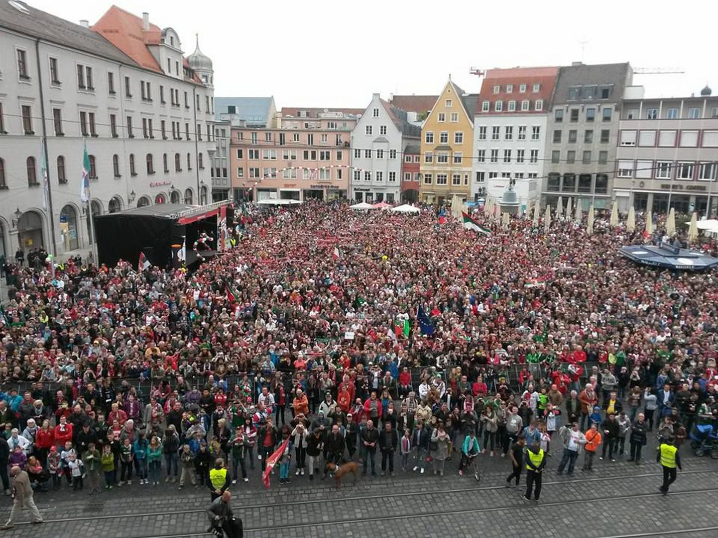 Augsburgi tulid tervitama tuhanded inimesed.