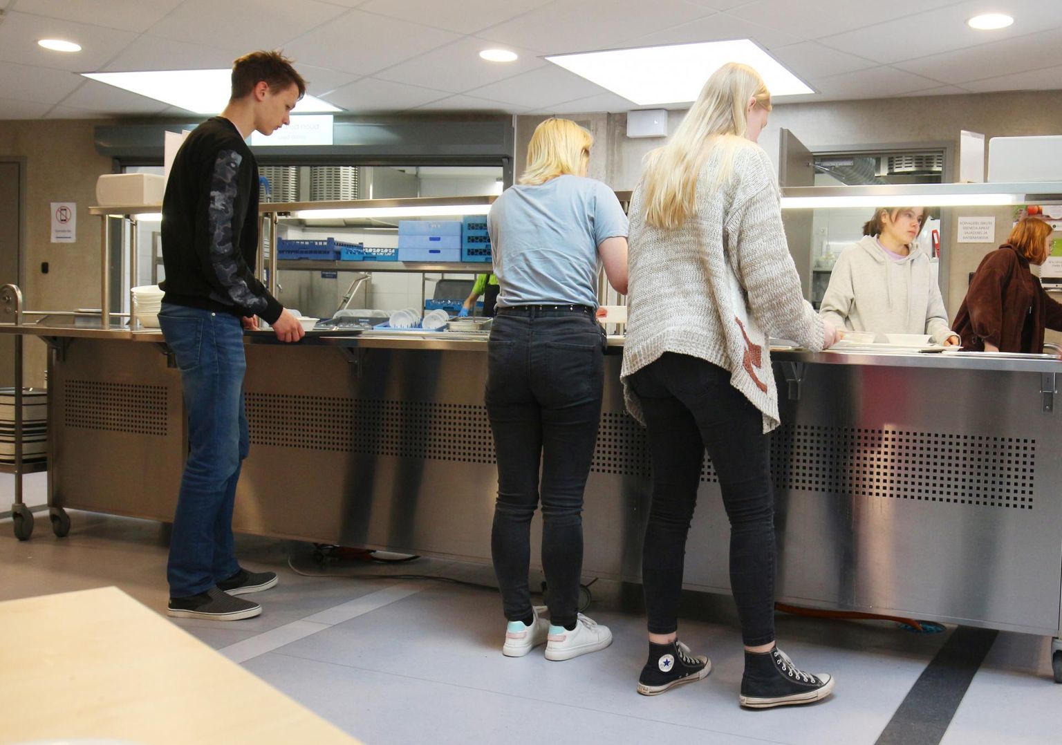 Paide Hillar Hanssoo põhikooli õpilased saavad söögivahetunnis valida, mida ja kui palju nad söövad.