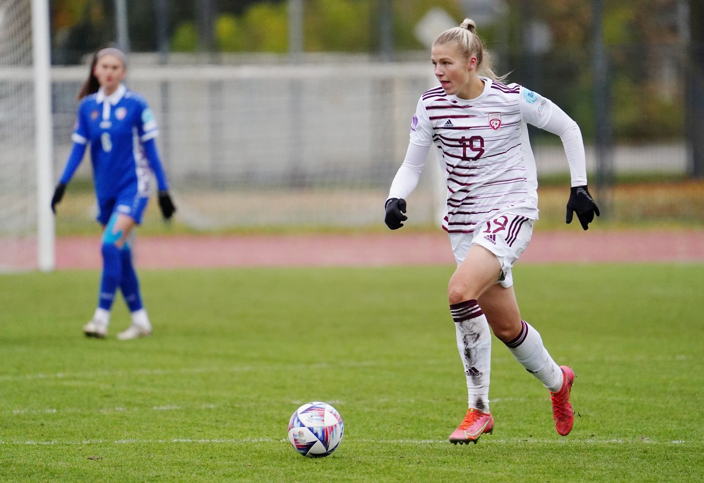 Latvijas sieviešu futbola izlases spēlētāja Karlīna Miksone (nr.19, baltā tērpā).