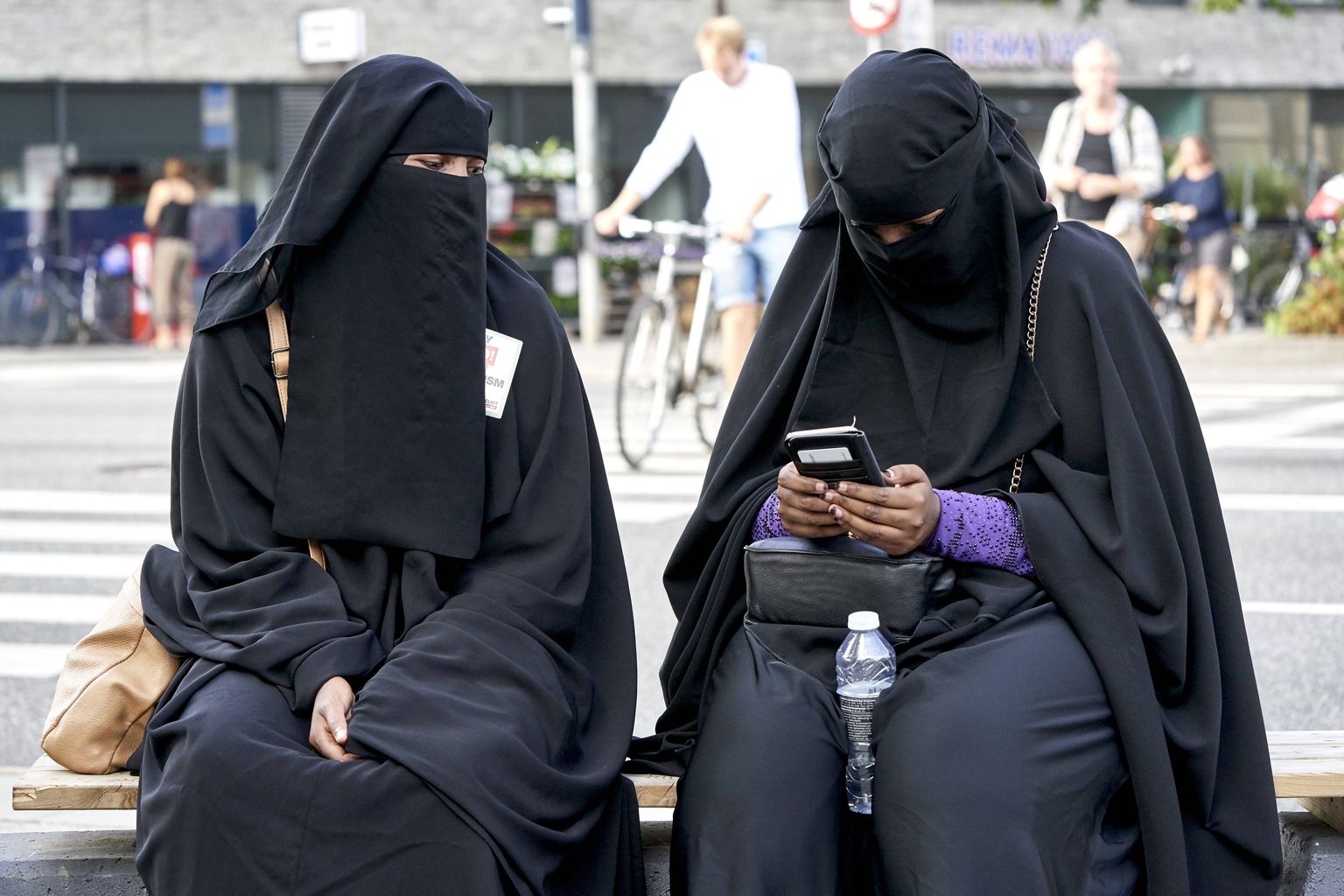 Nägu katvat rõivastust kandvad naised meeleavaldusel Taanis.