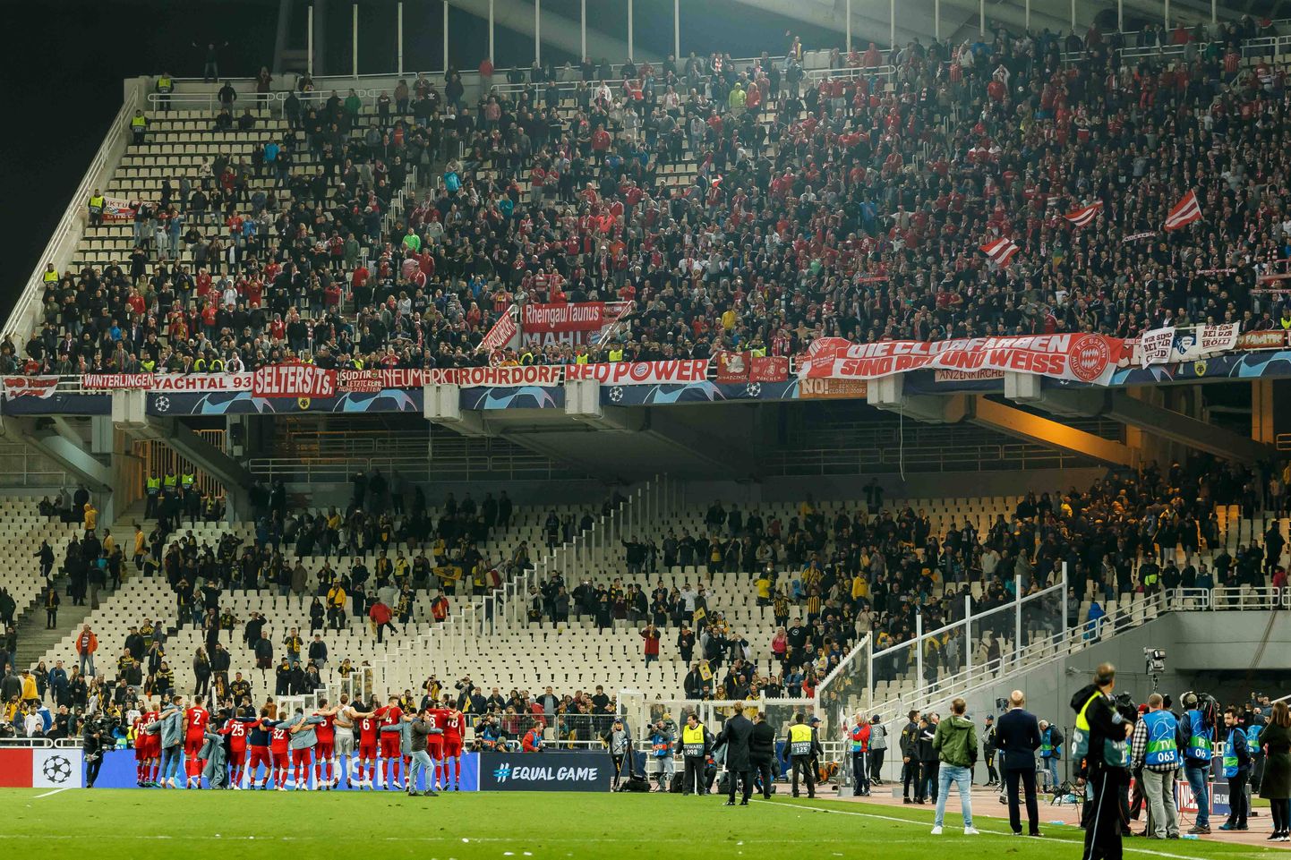 Bayerni mängijad neid Ateenasse toetama sõitnud fänne tänamas.