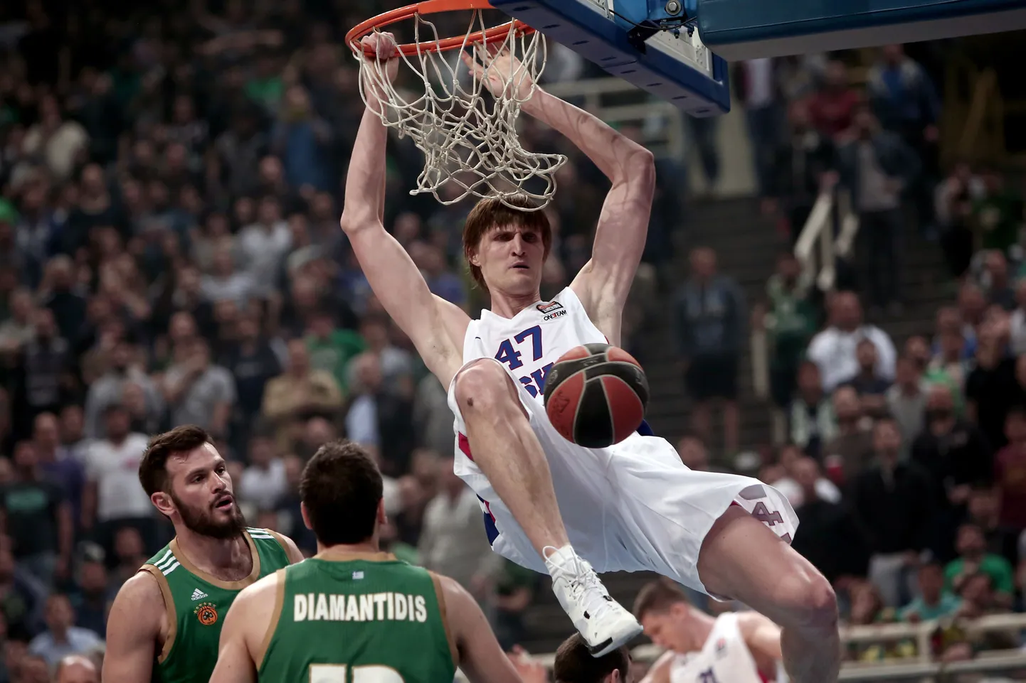 Andrei Kirilenko on surunud palli korvi.