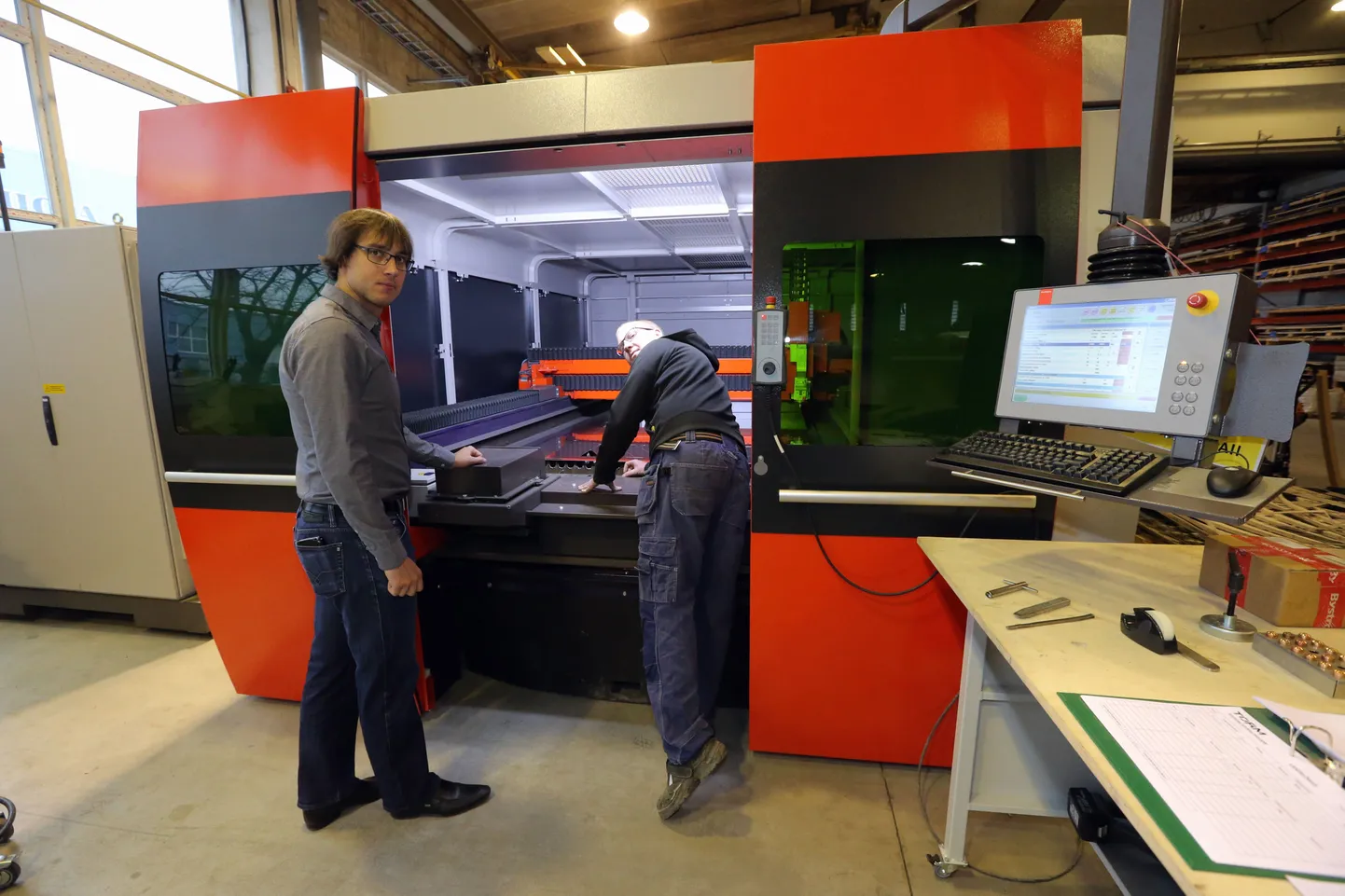 Eile hommikul valmistas Torm Metall OÜ operaator Mardo Tuul (paremal) uuel laserlõikuspingil ettevõtte Pärnu kliendile AQ Lasertool OÜ alumiiniumist detaile, mida Torm Metall OÜ juhatuse liikme Oskar Kilgi (vasakul) sõnul hakkab kasutama Scania.