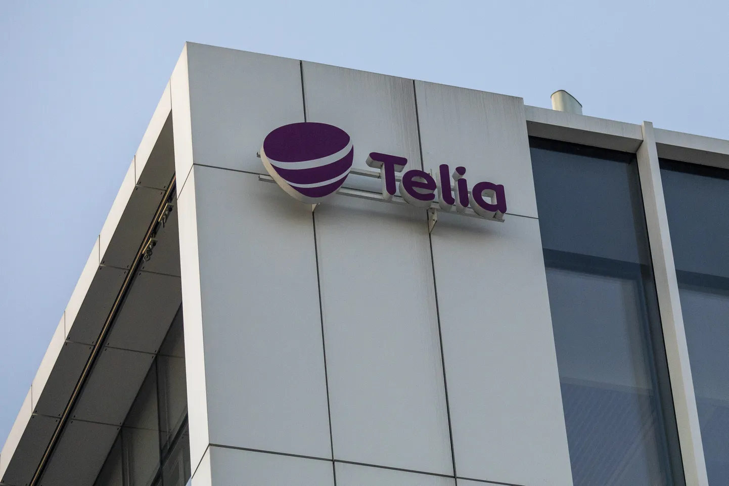 Логотип Telia на офисном здании компании.