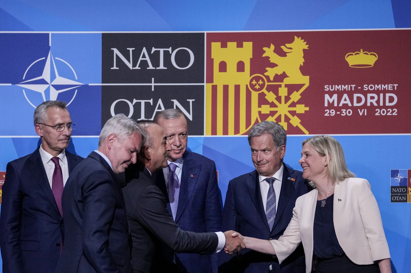 Türgi välisminister Mevlüt Çavuşoğlu surub NATO Madridi tippkohtumisel toonase Rootsi peaministri Magdalena Anderssoni kätt.