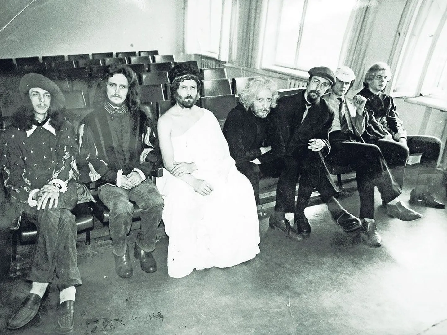 Teadlased bändis ehk Isaac Newton (Erkki-Sven Tüür, trummid, vasakult), Blaise Pascal (Riho Sibul, kitarr), Archimedes (Arvo Urb, trummid), Albert Einstein (Peeter Volkonski, vokaal), Igor Kurtšatov (Peeter Brambat, flöödid), Robert Oppenheimer (Margus Kappel, klahvpillid, kitarr) ja Mihhail Lomonossov (Vello Annuk, bass). Ühtekokku see ongi E = mc2.
