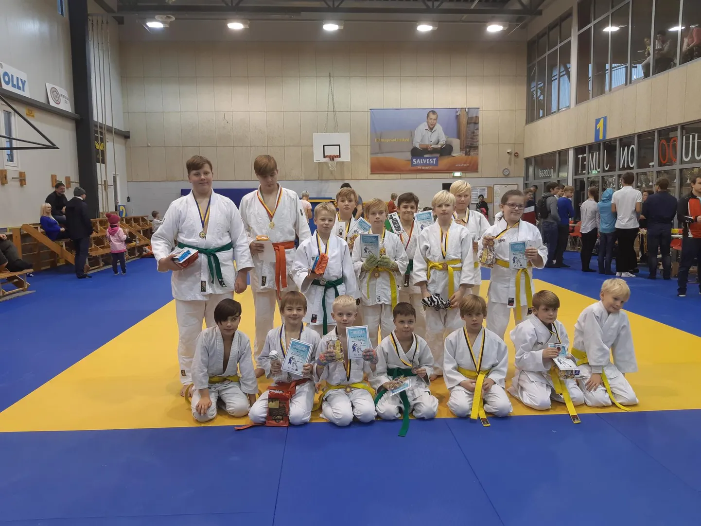 Edukad Pärnu judoklubi Samurai noorsportlased peale autasustamist.