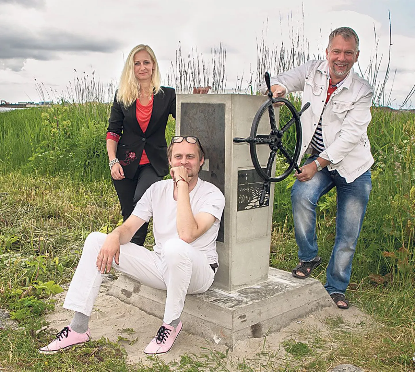 Kristi Raidla (vasemalt), Indrek Aija ja Raul Sarandi mitu aastat idanenud idee Pärnu omanäolisest suveniirist hakkab veel sel suvel vilja kandma.