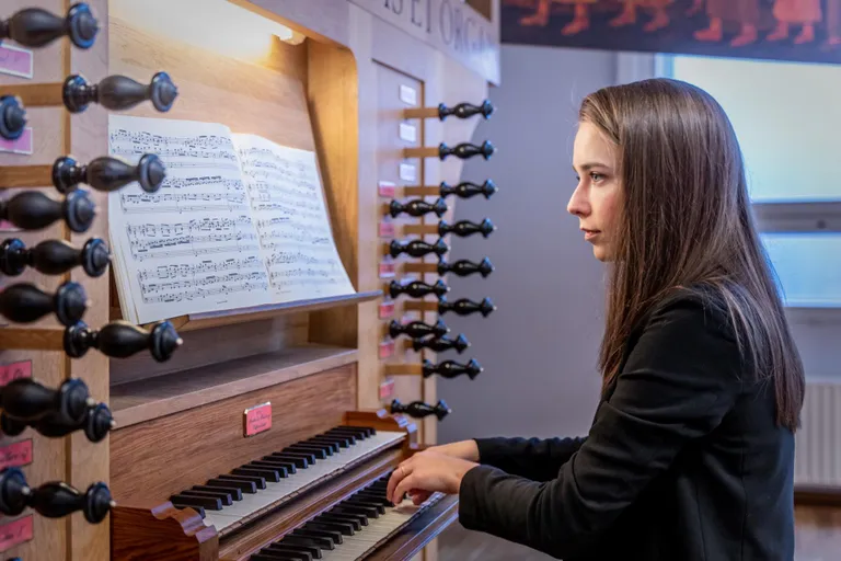 Organist Kadri Toomoja (pildil) ja kammerkoor Collegium Musicale tähistavad helilooja Rudolf Tobiase 150. sünniaastapäeva.