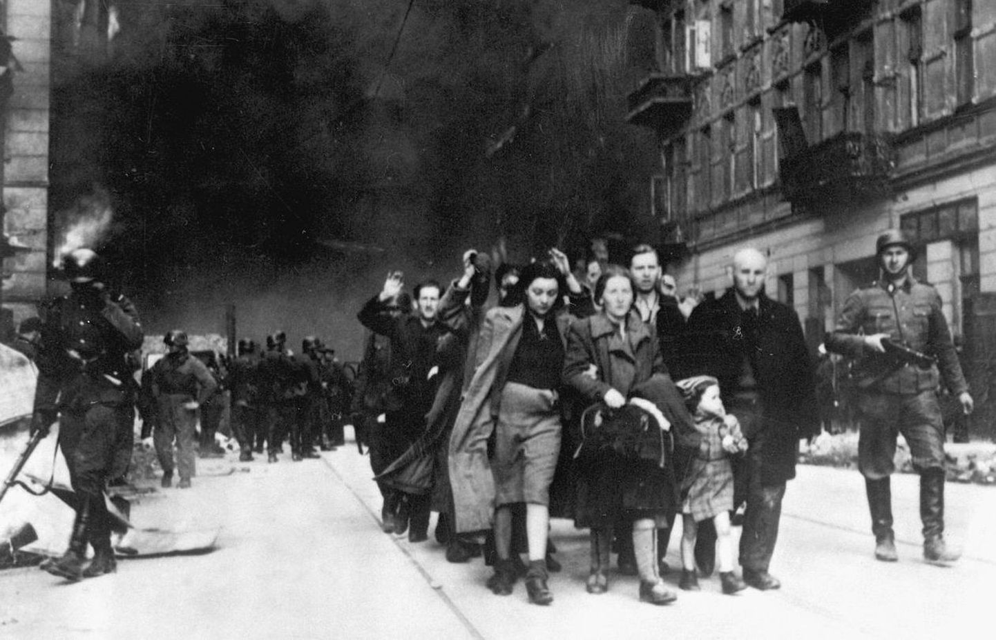 Varssavi geto juudid ja natsisõdurid 1943. aastal