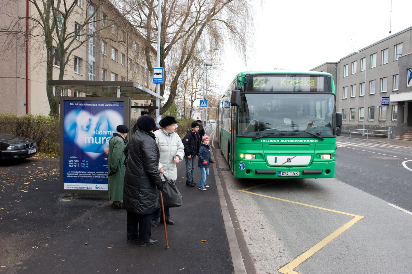 TLMPM03: BUSSIPEATUS :TALLINN, EESTI, 01NOV10.
Uus Taksopargi bussipeatus Tulika tänaval.
mm/Foto MIHKEL MARIPUU/POSTIMEES