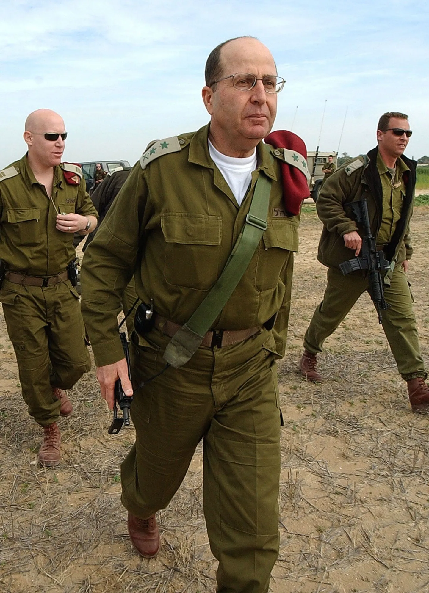 Iisraeli asepeaminister, endine armee staabiülem Moshe Yaalon (keskel) 2005. aastal.