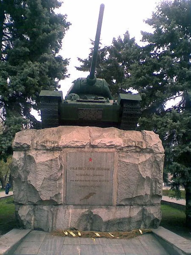 Памятник советским танкистам в Запорожье.