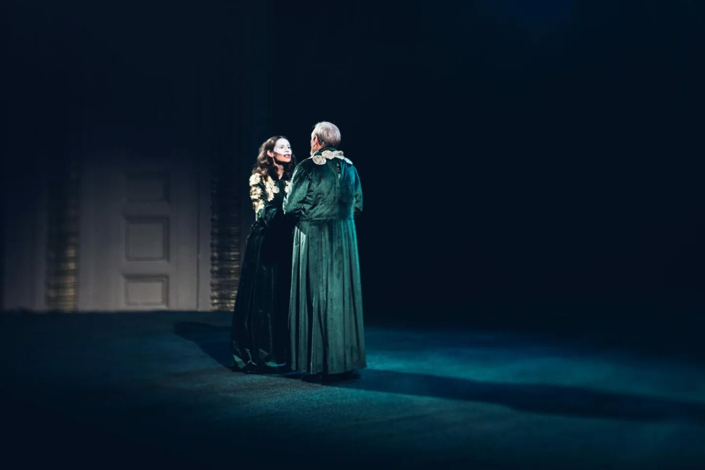 Stseen «Romeo ja Julia» lavastusest, Ilo-Ann Saarepera Juliana ning Aivar Tommingas Romeona.